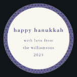 Modern Hanukkah Star Linjer Elegant Blue Anpassnin Runt Klistermärke<br><div class="desc">Skicka Hanukkah önskemål i stil med den här eleganten-klistermärket med en modern judisk stjärna mönster i blått och vitt. Personlig med ditt foto,  hälsning och namn,  är det perfektens festliga hand för gåvor,  kuvert eller party favors för att  säsongens glädje med vänner och familj.</div>
