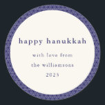 Modern Hanukkah Star Linjer Elegant Blue Anpassnin Runt Klistermärke<br><div class="desc">Skicka Hanukkah önskemål i stil med den här eleganten-klistermärket med en modern judisk stjärna mönster i blått och vitt. Personlig med ditt foto,  hälsning och namn,  är det perfektens festliga hand för gåvor,  kuvert eller party favors för att  säsongens glädje med vänner och familj.</div>