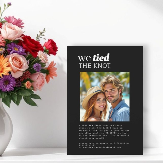 Modern har bundit det knut som flödar. inbjudningar (we tied the knot wedding reception invitation,
modern photo simple black and white  design )