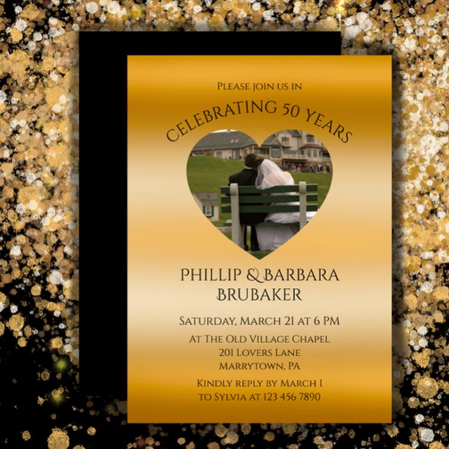 Modern Heart Photo Golden 50:e Bröllop-årsdagen Inbjudningar (Add a photo and couple’s names for an elegant golden 50th wedding anniversary party invitation. )