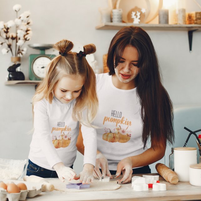Modern Hej Pumpkin Orange Pumpkin med Flowers T Shirt (Skapare uppladdad)