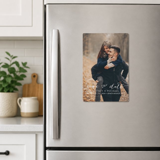Modern helbilds lagra datum magnetisk inbjudningskort (Modern save the date magnet featuring elegant handwritten script typography over a full photo layout)