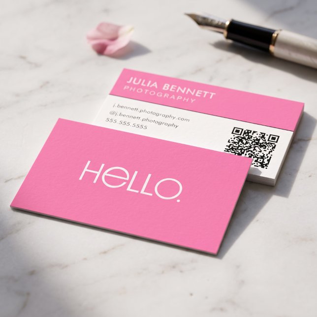 Modern "Hello"-typografidesign Visitkort (Simulated business cards on table)