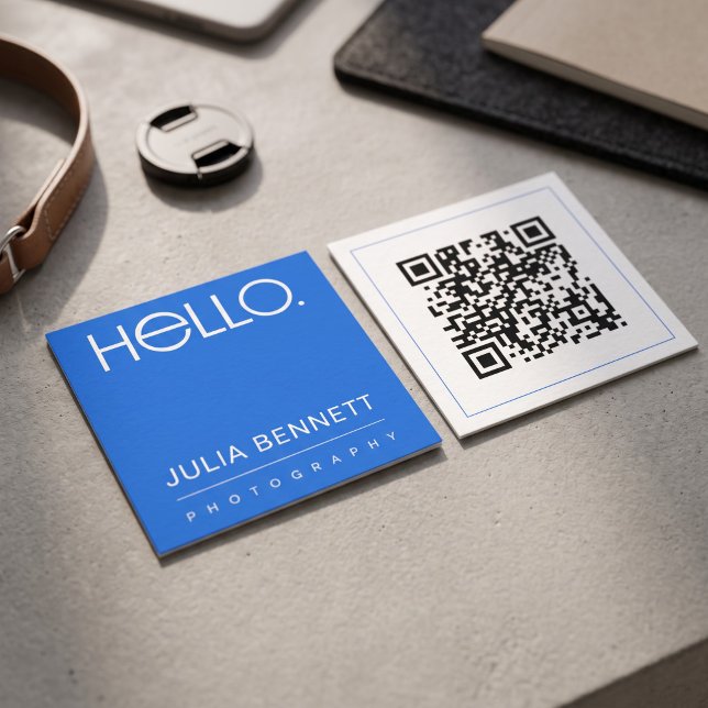 Modern "Hello" typografisk design Fyrkantigt Visitkort (Simulated business cards on table)