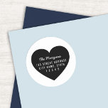 Modern Hjärtbakgrund - Returadress i familjen Home Runt Klistermärke<br><div class="desc">Minimalistisk Modern Heart-Returadress-dekal med namn och adress över en hjärtbakgrund. Nu behöver du aldrig skriva adress igen när du skickar ut brev. Underbar för att skicka ut inbjudningar till brev och bröllop. Anpassa den genom att ersätta platshållartexten med din familj namn och adress. Om du vill ha fler alternativ, till...</div>