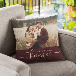 Modern Home Simple Script Photo Sangria Red Kudde<br><div class="desc">"I ställe kallar vi hem" - gnugga till känslan i denna moderna kudde! Den här enkla, moderna fotodesignen ger ditt favoritfoto över trendigets skriptkalligrafi med minimalistisk typografi som läser DENNA STÄLLE WE CALL HOME. Underbar Hushållsgåva efter flytta eller en söt gåva till Valentindagen. Det här är sangria mörk Red-versionen. Uppgradering...</div>
