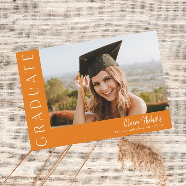 Modern Horisontell Fotexamen Inbjudningar (Modern Typography Orange Photo Graduation Invitations.)