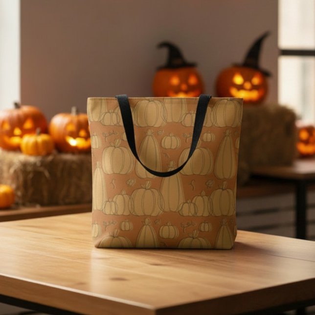 Modern höstpumpamuster i orange tygkasse (A minimalist line art orange pumpkin Halloween tote bag, in front of spooky jack-o-lantern decor.)