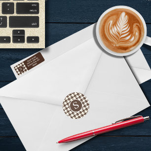 Modern Houndstooth Mörk Brown & White Monogram Runt Klistermärke