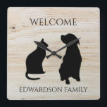 Modern hund silhouettes välkomnar familjen namn fyrkantig klocka<br><div class="desc">Moderna katt och hund silhouettes,  välkomna familjens namn,  trämönstrad klocka.
Du kan lägga till egen text och namn för att anpassa.</div>