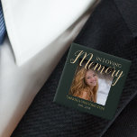 Modern i lyft minne | Fotominnesmärke Knapp<br><div class="desc">Perfektens minnesmärke "In loving memory" (In-Loving Memory) ger ditt kärlek ett erkännande. Ett foto,  deras namn och födelse/död data,  med uttrycket "i kärlekens minne",  med mörk grönt bakgrund. Teckensnitt stilar,  storlekt och färg kan ändras genom att klicka på den anpassade länken efter anpassning.</div>