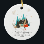 Modern i mitten av århundradet | Första jul - nytt Julgransprydnad Keramik<br><div class="desc">Hand plockade illustrerar tomten och hans renar på ditt nya hem. Detta prydnadsföremål skildrar ett modernt tema i mitten av århundradet. Fullt av charm dessa formgivningar framkallar festive nostalgia. Flytta in i ditt första hem är en stor grej. Ett nytt hemornament gör perfekten till en gåva för att markera denna...</div>