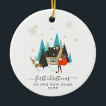 Modern i mitten av århundradet | Första jul - nytt Julgransprydnad Keramik<br><div class="desc">Hand plockade illustrerar tomten och hans renar på ditt nya hem. Detta prydnadsföremål skildrar ett modernt tema i mitten av århundradet. Fullt av charm dessa formgivningar framkallar festive nostalgia. Flytta in i ditt första hem är en stor grej. Ett nytt hemornament gör perfekten till en gåva för att markera denna...</div>