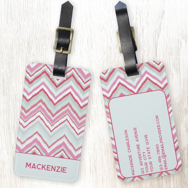 Modern Ikat Chevron Rand Personlig Namn Bagagebricka (Modern ikat chevron zigzag geometric stripe pink green personalized name luggage tag)