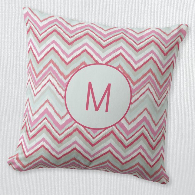 Modern Ikat-chevron-randig monogram-initial Kudde (Modern Ikat zigzag chevron pattern monogram initial personalized pastel green pink throw pillow)