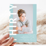 Modern inbjudan till 30-foto-30års födelsedag-part<br><div class="desc">Modern inbjudan till 30års födelsedag - Utformningen har en bakgrund som kan ändras till vilken färg som helst,  ett foto från porträtt,  texten "TREDJE" i fet vitt teckensnitt och en mall från elegant födelsedagsfest som lätt kan vara personlig. Snyggt,  trendig och perfekt i alla åldrar!</div>
