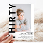 Modern inbjudan till 30-foto-30års födelsedag-part<br><div class="desc">Modern inbjudan till 30års födelsedag - Utformningen har en vit bakgrund som kan ändras till valfritt färg,  ett foto från porträtt,  texten "TREDJE" i fet svart teckensnitt och en mall från elegant födelsedagsfest som lätt kan vara personlig. Snyggt,  trendig och perfekt i alla åldrar!</div>