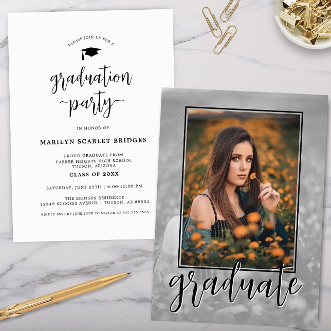 Modern inbjudan till ett fotoskript Studenten (unique modern simple script graduation party invitation with single photo used twice for unique card)