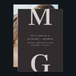 Modern initial grafisk typografi foto bröllop spara datumet<br><div class="desc">Modern initial fet stil grafisk typografi foto bröllop spara datum kort. Med modern,  elegant typografi och randigt bakgrundsdesign. Färger kan anpassas.</div>