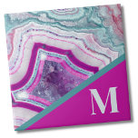 Modern Initial Monogram Kakelplatta<br><div class="desc">Trendig Bright Turcos Fuchsia Stone Monogrammed keramiskt plattor. Kristallerna och geoderna fortsätter att vara en favorittrend! Den här utskriften har en skarp bild av en pulserande turkos och geodesten av lila (magenta),  komplett med små kristaller. Lägg till ditt första för att göra det till ditt eget.</div>