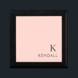 Modern Initial Monogram-Trendig Rosa - minimalisti Minnesask<br><div class="desc">Den här enkla eleganten har ditt namn och börjar i grund-hörnet i anpassadets moderna minimalistiska grått-typografi på en rosa-/persikobakgrund. Trendigets utformning gör perfektens födelsedag,  årsdag,  studenten,  babydusch,  bröllop eller möhippa. Lägg bara till ditt namn och början i avsnittet personlighet för att skapa din egen moderna elegant,  monogrammad smyckeskrin.</div>