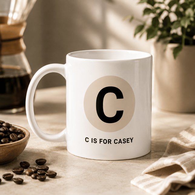 Modern initial mugg – “C är för [Namn]” design (Skapare uppladdad)