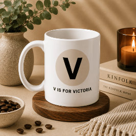 Modern Initial Mugg – “V är för [Namn]” Design