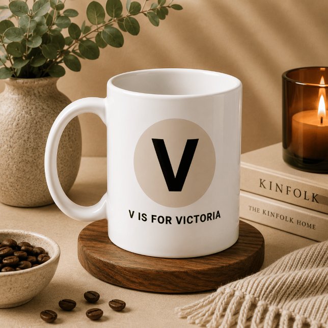 Modern Initial Mugg – “V är för [Namn]” Design (Skapare uppladdad)