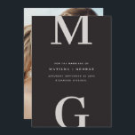 Modern initialer-grafik, grafik, bild bröllop spara datumet<br><div class="desc">Modern bröllop spara datum-fotokort med fetstil i initialer. Med modern elegant,  typografi och strimlad bakerdesign. Färg kan anpassas.</div>