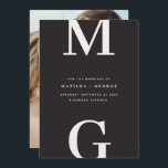 Modern initialer-grafik, grafik, bild bröllop spara datumet<br><div class="desc">Modern bröllop spara datum-fotokort med fetstil i initialer. Med modern elegant,  typografi och strimlad bakerdesign. Färg kan anpassas.</div>