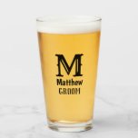 Modern Initialmonogram för Brudgum Glaskopp<br><div class="desc">Klassiskt,  enkelt,  Bröllop,  Initial,  personligt märkt ölglas. Perfekt för brudgum. Personifiera det med din initial och namn.</div>