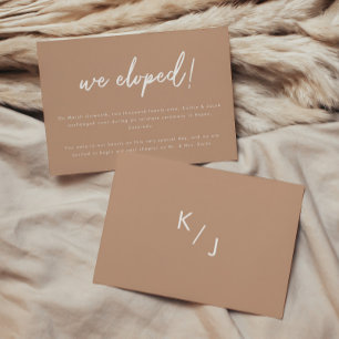 Modern jordnära beige script bröllopligt förlovnin meddelande