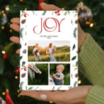 Modern Joy Red Berry Botanical 3 Fotojul Julkort<br><div class="desc">Gör julhälsningar speciella i extra i år med vårt moderna Joy Red Berry botaniska 3-fotopatkort! Detta moderna kort för helgdag och chic är så sofistikerat att det är ett formellt kort för helgdag, samtidigt som man behåller säsongens ljus och glatta anda. Omslaget har en vacker djup röd typografi - ett...</div>