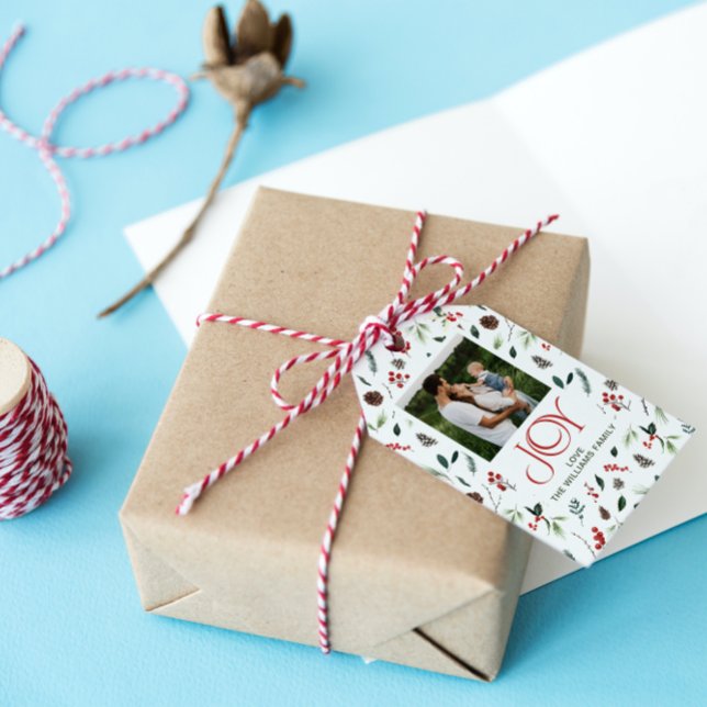 Modern Joy Red Berry botaniskt julfoto Presentetikett (Add an extra dash of sparkle and personality with these Christmas gift tags!)