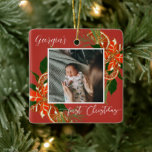 Modern jul, botaniskt | Första julfoto Julgransprydnad Keramik<br><div class="desc">Oavsett om det är ditt första baby eller ett nytt tillägg till din nuvarande familj, är en första jul i baby mycket speciell tid för alla nya föräldrar. Den här prydnaden gör perfekten till gåva. Personlig med namn, år och ditt eget foto. "Första julen" visas i en modern kalligrafiövertäckning som...</div>