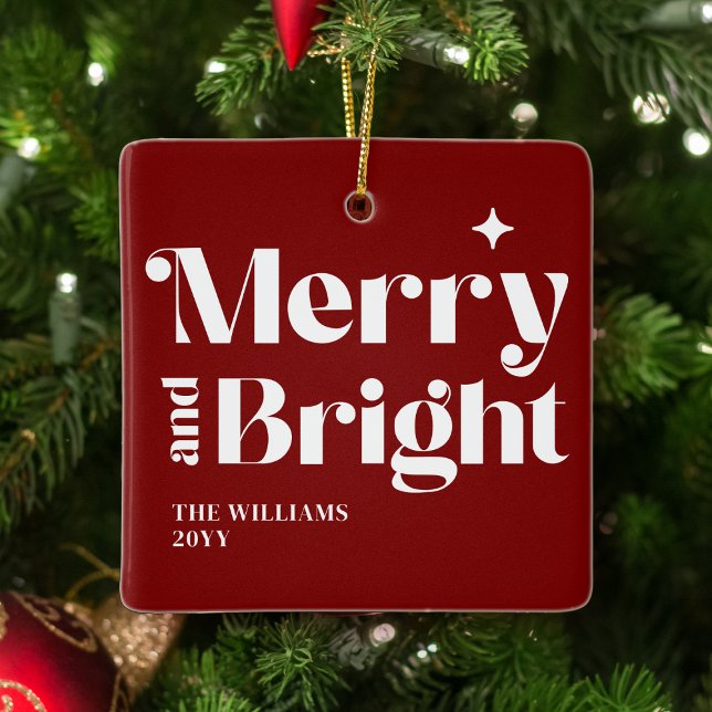 Modern jul Glad Och Ljus Julgransprydnad Keramik (Merry And Bright Christmas Ornament in deep red and white retro typography. Add Family/Name. )