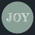 Modern Jul Helgdag Joy Dusty Grönt Runt Klistermärke<br><div class="desc">Modern juldekal med texten JOY i manustypografi med vit elegant på dammig grönt. Enbart designad för dig av Lycklig Dolphin Studio. Om du behöver hjälp eller matchande produkter kontaktar du oss via vår chatta för butiker!</div>