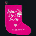 Modern jul, kära tomten, skriv ditt namn rosa liten julstrumpa<br><div class="desc">Modern trendig avslappnad typografi,  kära tomtskript med hjärta och tomtehatt skapar en helgdag...  roliga shock rosa.            Anpassa det med ditt namn!</div>