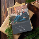 Modern jul | Minimal Snyggt par foto Helgkort<br><div class="desc">Snyggt, modernt helgdag fotovikt kort med ett klassiskt typografiskt citat "varmt helgdag - från vår familj till din" parat med ett handskrivet skript för din familj namn i vitt på en blå svart bakgrund. Hälsning och namn kan enkelt anpassas efter din egen unika utformning. En minimalistisk och contemporary utformning som...</div>
