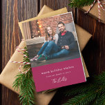 Modern jul | Par Photo Burgundy Maroon Helgkort<br><div class="desc">Snyggt, modernt helgdag-fotovikat bildkort med ett klassiskt typografiskt citat "varmt helgdag - från vår familj till din" parat med ett handskrivet skript för din familj namn i vitt på en burgundisk ruby-krimson scarlet vin röd bakgrund. Hälsning och namn kan enkelt anpassas efter din egen unika utformning. En minimalistisk och contemporary...</div>