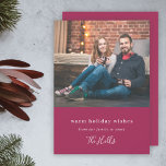 Modern jul | Par Photo Burgundy Maroon Julkort<br><div class="desc">Snyggt, modernt fotokort för helgdag med ett klassiskt typografiskt citat "varmt helgdag - från vår familj till din", parat med ett handskrivet skript för din familj namn i vitt på en burgundisk ruby-maronkrimson scarlet vin röd bakgrund. Hälsning och namn kan enkelt anpassas efter din egen unika utformning. En minimalistisk och...</div>
