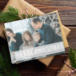 Modern julfoto | Enkel vit ren Helgkort<br><div class="desc">Vackert fotografkort med ett enkelt, modernt, minimalistiskt citattecken "God jul" i färsk vit helgdag med en trendig med en självklar övertäckningsbakgrund. Detta mångsidiga kort kan vara personlig med ditt eget fotografi, med familjen namn och året för att göra ett verkligt unikt och skräddarsytt kort för festsäsongen. Det inre budskapet "Önskar...</div>