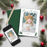 Modern julfoto, Rustic Träd, minimalistiskt Julkort<br><div class="desc">Cute, Modern och ändå Rustic julfotoport med vackra små skogar av Julgranar och God jul i modern typografi på en mjuk modern färg-palett av skog och sage-grönt. Lägg till dina favoritfoton och en anpassningsbar hälsning för perfektens helgdag kort! Perfekt för din minimalistiska glädjesäsong! Kontakta oss på cedarandstring@gmail.com om du behöver...</div>