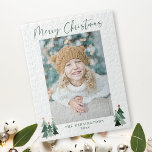 Modern julfoto, Rustic Träd, minimalistiskt Pussel<br><div class="desc">Cute, Modern och ändå Rustic jul-Helgdag Fotopussel med vackra små skogar av Julgranar och God jul i modern typografi på en mjuk modern pastellpalett av skog och sage-grönt i färg. Lägg till dina favoritfoton och en anpassningsbar hälsning för helgdag perfekt! Perfekt för din minimalistiska glädjesäsong! Kontakta oss på cedarandstring@gmail.com om...</div>
