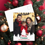 Modern Julgranar Family Photo Red Grönt Helg Vykort<br><div class="desc">Den här chicen har den moderna familjens vykort för fotopriser med lodräts helgdag,  som är inramat av en grund gräns av vit Julgranar silhuett. Anpassa med rött skript och grönt för ett vackert,  minimalistiskt fotografkort till julvykortet.</div>