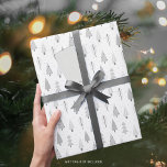 Modern Julgranar Silver Grått Mönster Presentpapper<br><div class="desc">Modern trio klackskrapa lakan med abstrakt Julgranar och vinterskog träd i snö i skuggor av silver och grått på vitt. Kontakta formgivaren före ORDERING via Zazzle-Chattan eller makeitaboutyoustore@gmail.com om du behöver hjälp med att anpassa eller överföra formgivningen till en annan produkt eller om du vill samordna delar.</div>