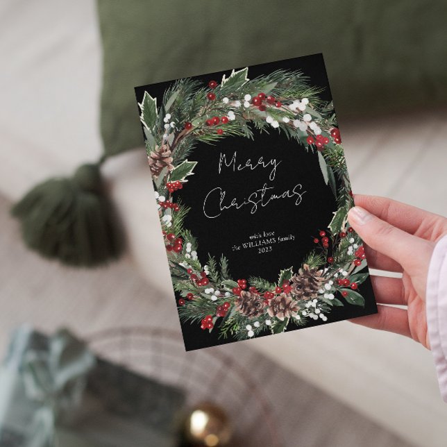 Modern julgranskrans med röda bär och botaniska vä julkort (Spread a smile this Christmas and don't forget to send your loved ones a special card 🎄)