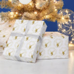 Modern julklapp för Hjort och hjärtstillestånd i G Presentpapper<br><div class="desc">Slå ihop din speciella gåva med den här chicen...  hjort mönster är papper. Den här designen har en texturerad hjort i snyggt guld med en hjärtkrans på en vit bakgrund i färg. Julkort och gåvor finns tillgängliga i min butik BaraBomDesign.</div>