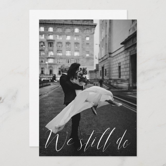 Modern kallgrafifoto Vi fortsätter att förnya Vow Inbjudningar (Fram/baksida)