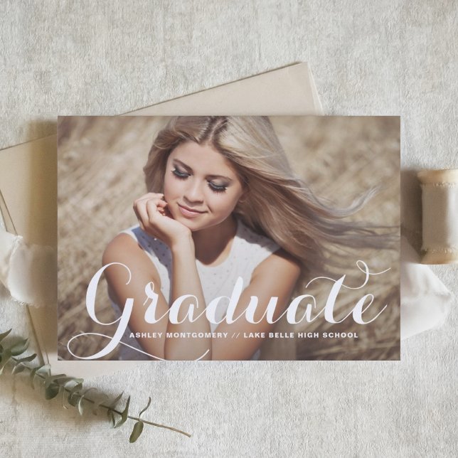 Modern kalligrafi examensfest inbjudan (Customizable photo graduation invitation featuring whimsical calligraphy. )